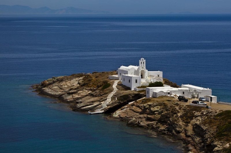Catamaran-cruising-Chrysopigi